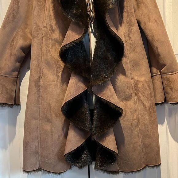 Regal Brown Faux‎ Fur Faux Suede Ruffle Front Coat Size M NWOT - Picture 4 of 13